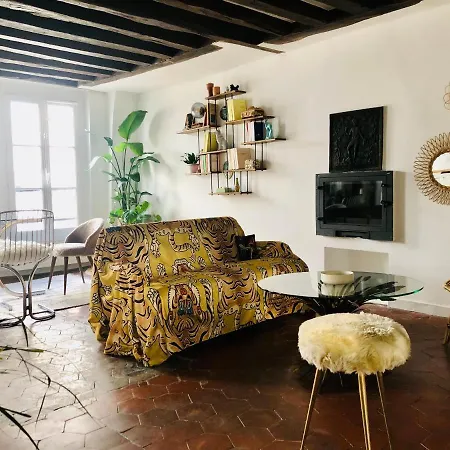 Duplex Atypique Avec Terrasse Au Coeur De Lägenhet Paris